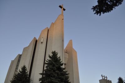 Charakterystyczna asymetryczna sylweta katedry czytelnie ewokuje kształt masztu z krzyżem. Fot. Ludmiła Łapka Biuro Architekta Miasta